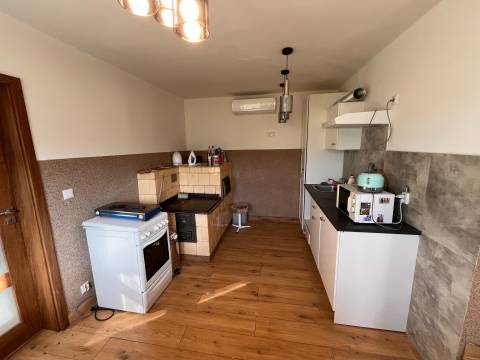  POKOJ A KOMFORT: Zrekonštruovaný, klimatizovaný dom s 1810 m² pozemkom