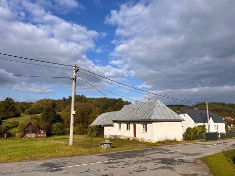  POKOJ A KOMFORT: Zrekonštruovaný, klimatizovaný dom s 1810 m² pozemkom