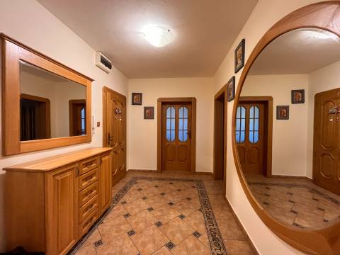  Na predaj štýlový 3-izb Byt s Balkónom a Kvalitným Zariadením –Humenné