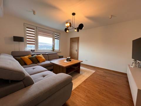  NA PREDAJ ZARIADENÝ 3-IZBOVÝ BYT S KLÍMOU – STROPKOV