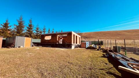  NA PREDAJ: Rozostavaný rodinný dom na rozsiahlom pozemku v Prosačove