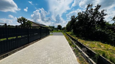  NA PREDAJ: Slnečný stavebný pozemok (1 031 m²) na ul. Dlhej vo VT